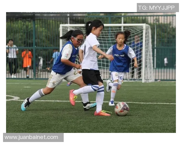 足球明星风采绽放于绿茵场上英勇奋战展现技艺与荣耀之道