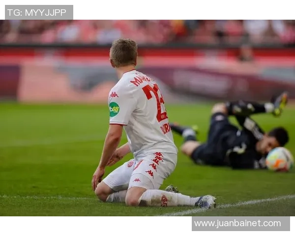 足球明星挑战魔方极限速度，惊艳技巧与激情碰撞的精彩瞬间